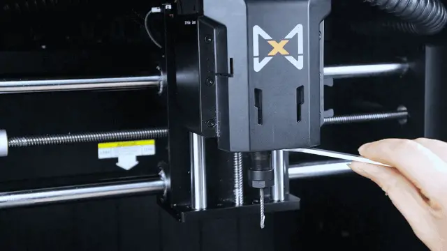 用扳手将筒夹拧紧