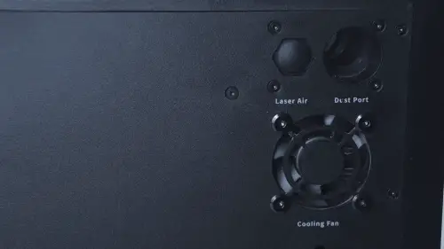 取下设备后方的防尘塞