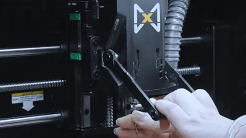 拉下把手放入刀具